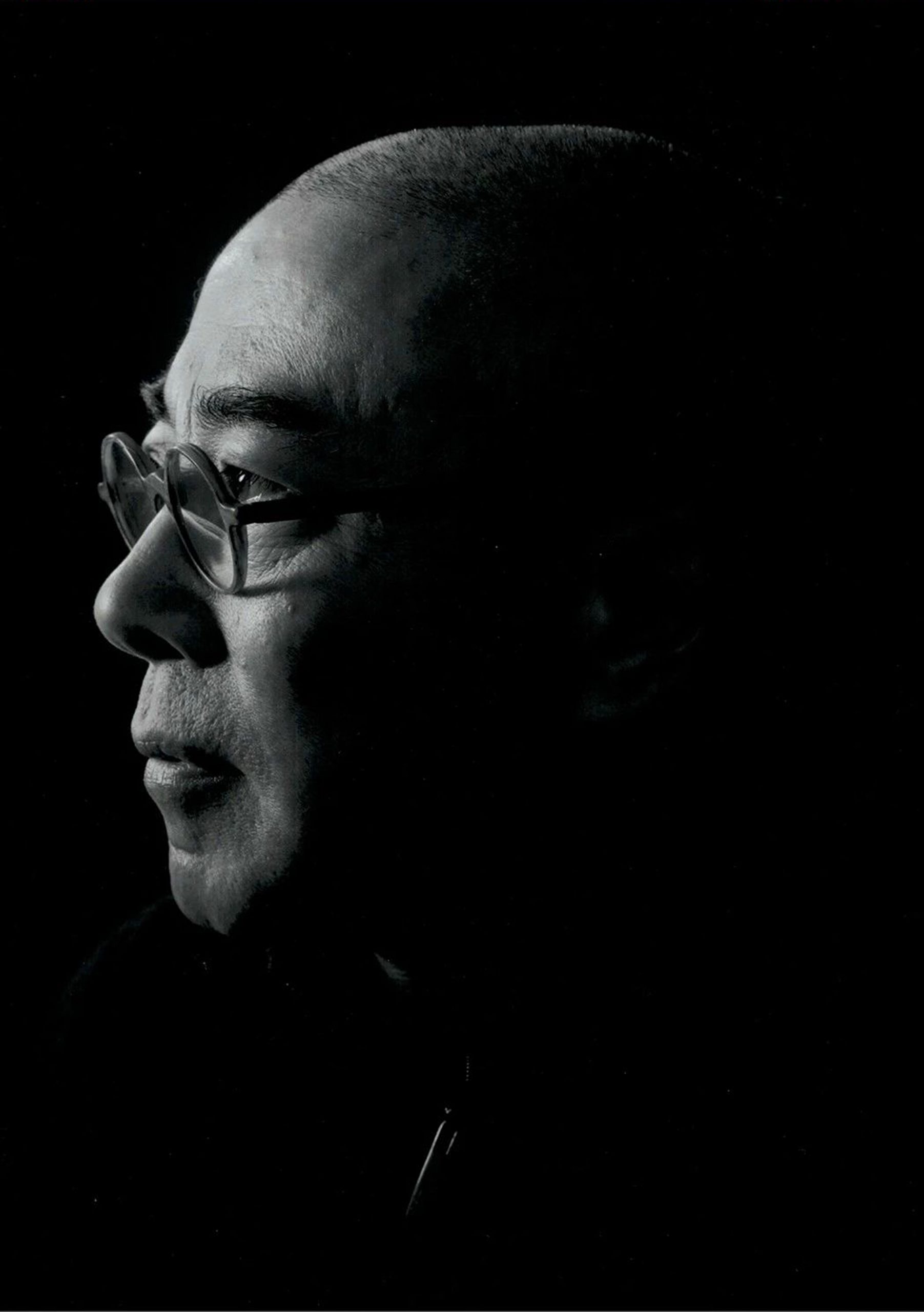 Black-and-white portrait of Gu Wenda in profile.